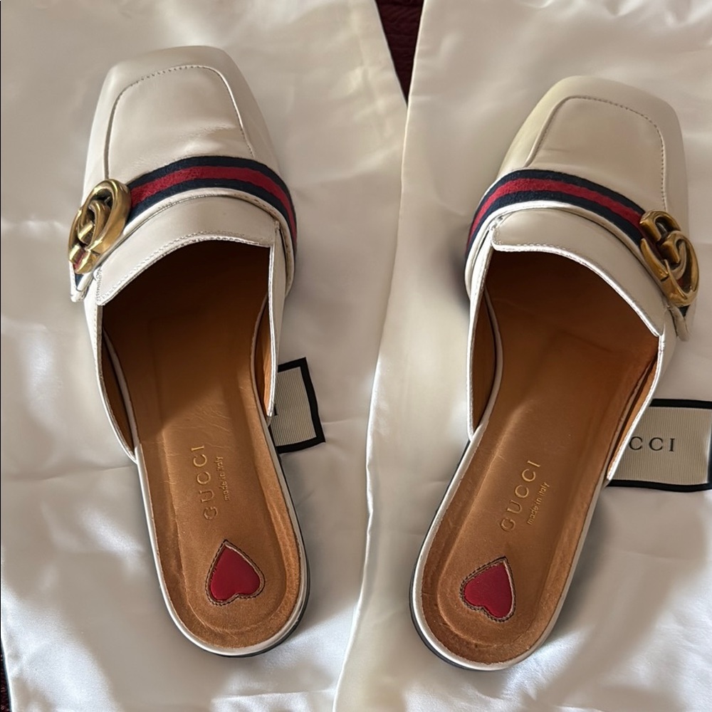 Gucci Women's Cream Leather Closed Toe Slide